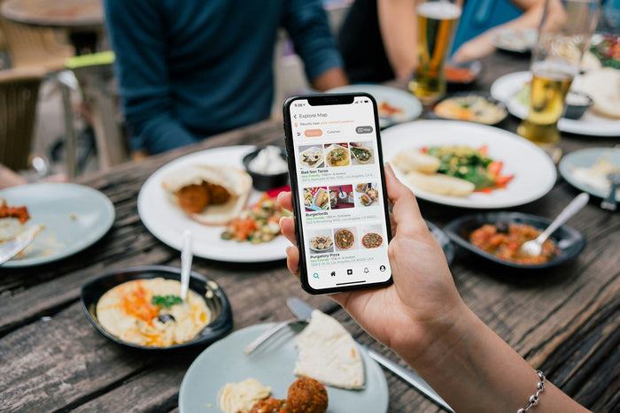SEO per Ristoranti: Riempire i tavoli sfruttando Google Maps e le ricerche di prossimità